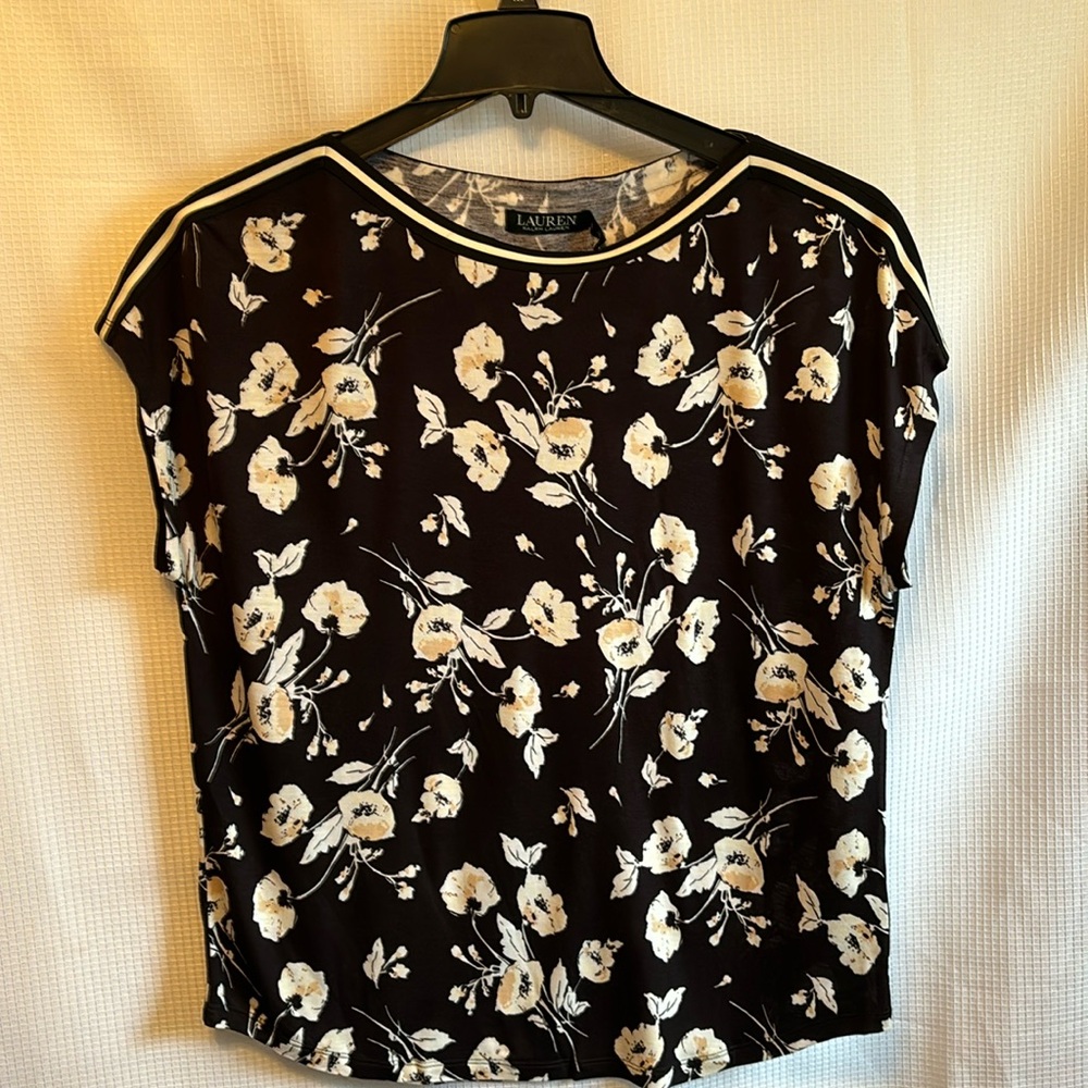 Beautiful Lauren blouse. Matches nice with the blazer.